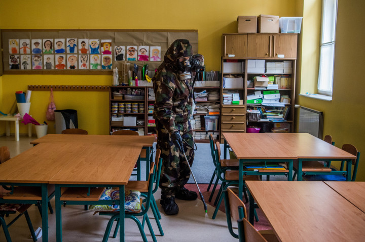 A Magyar Honvédség katonája fertőtlenítést végez egy fővárosi iskolában 2021. március 17-én – Fotó: Balogh Zoltán / MTI