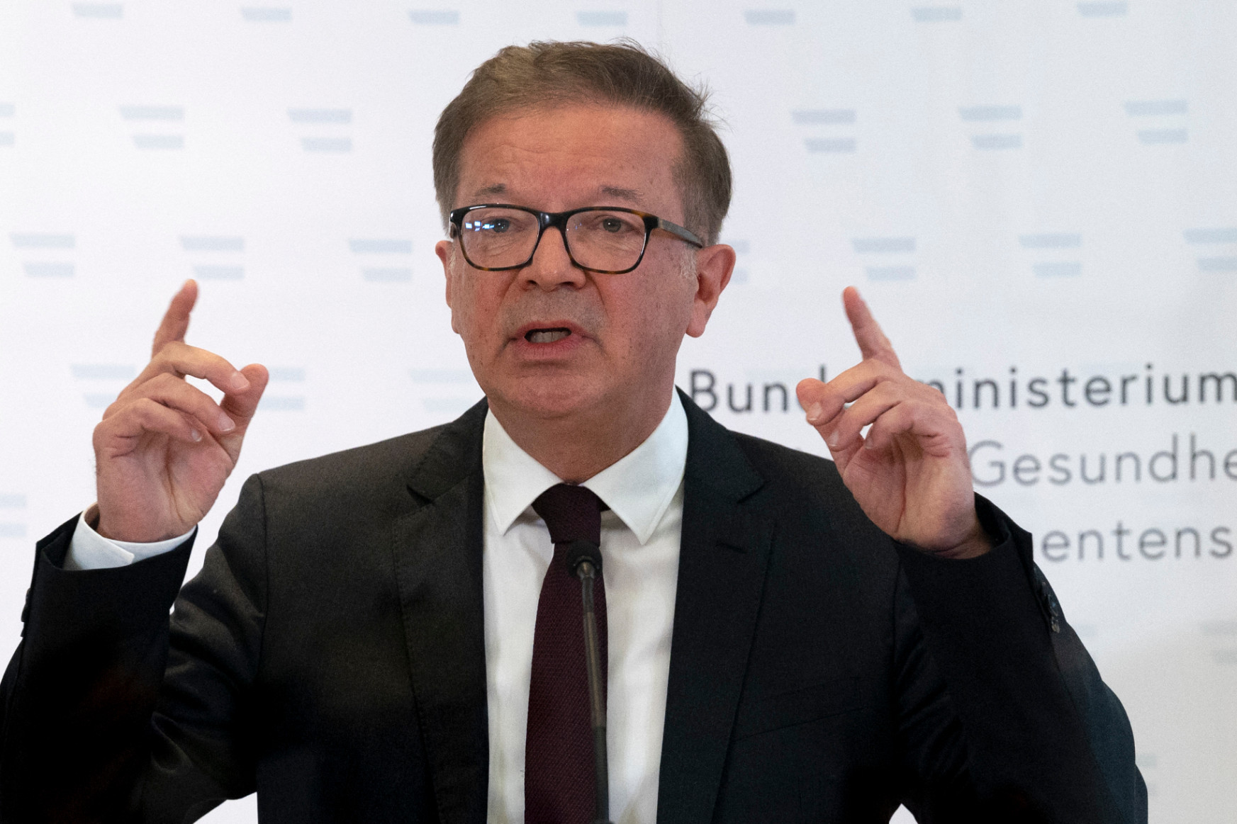 Elcsukló hangon mondott le az osztrák egészségügyi miniszter