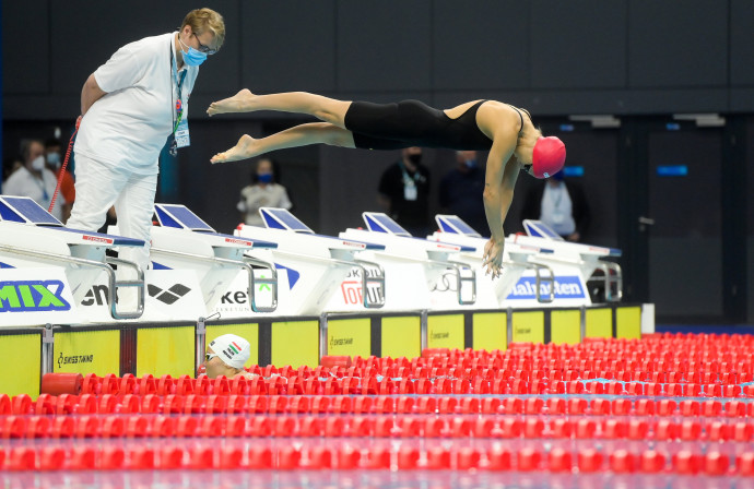 Kapás Boglárka rajtol a női 4x100 méteres vegyes váltó olimpiai szintmérőjén az úszók országos bajnokságán a budapesti Duna Arénában 2021. március 27-én. – Fotó: Koszticsák Szilárd / MTI