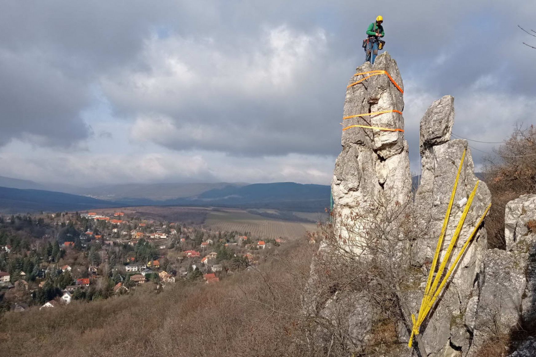 Bajban Magyarország egyik legszebb sziklája, az Óra-torony