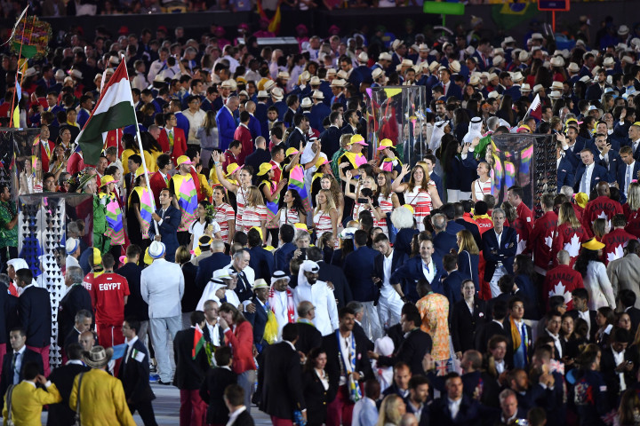Szilágyi Áron viszi a 160 tagú magyar csapat zászlaját a bevonulásuk közben a XXXI. nyári olimpiai játékok megnyitóünnepségén a Rio de Janeiró-i Maracana Stadionban 2016. augusztus 5-én – Fotó: Czeglédi Zsolt / MTI
