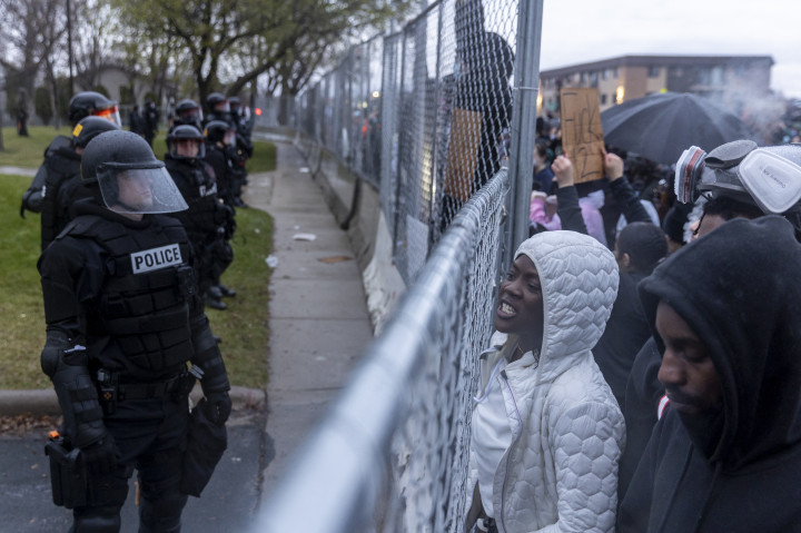 Tüntetők állnak szembe a rendőrökkel Minneapolisban – Fotó: Kerem Yucel / AFP