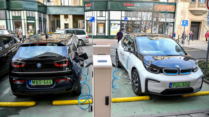 Elektromos autók töltődnek egy debreceni töltőállomáson az átadás napján, 2018. december 13-án – Fotó: Czeglédi Zsolt / MTI