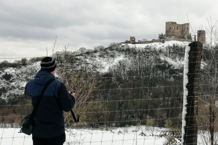 Fehérlett – A cseszneki várat mindig sokan fotózzák, az viszont ritka, hogy április közepén havas tájjal együtt.