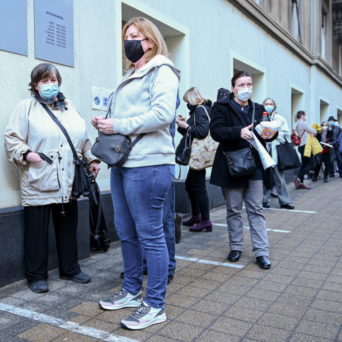 Az adókedvezménytől a marihuánáig mindenféle jutalmakkal próbálják oltásra késztetni az embereket