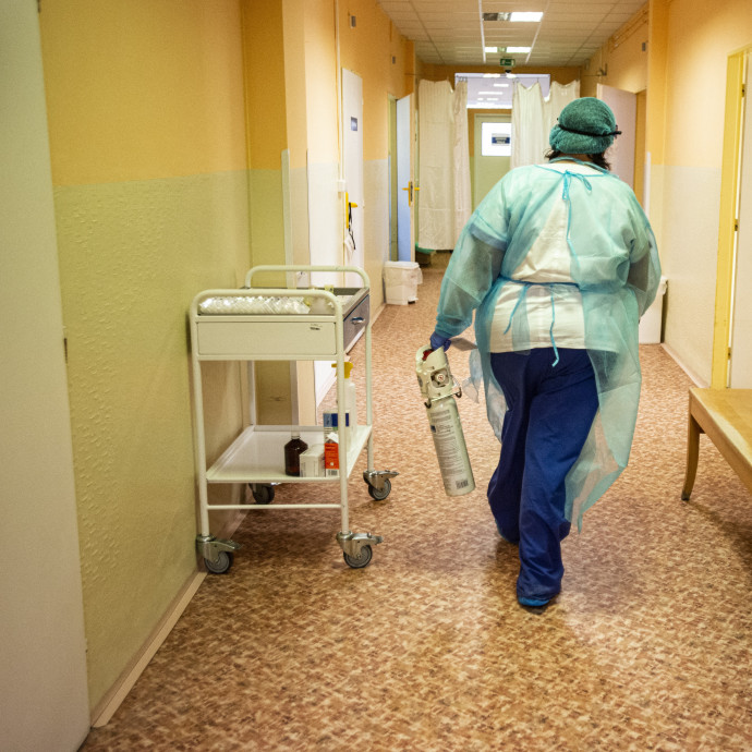 Egyszerre állt meg a napi új esetszámok csökkenése minden visegrádi országban