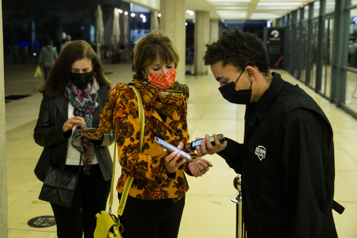 A beoltottságot igazoló digitális igazolványt ellenőriznek egy koncert bejáratánál Izraelben 2021 márciusában – Fotó: Amir Levy / Getty Images