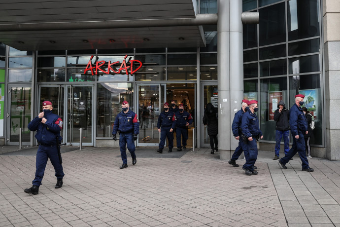 Rendőrök az Árkád bevásárlóközpont előtt az eset után 2021. április 14-én – Fotó: Huszti István / Telex