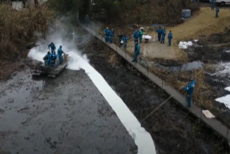 Nézze meg videón, ahogy megtisztítják a brutális szigetszentmiklósi olajszennyezés helyszínét