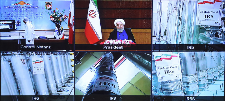 2021. április 10-én videókonferencián Haszán Róháni iráni elnök, mellette az iráni natanzi urándúsító üzem centrifugái és eszközei láthatók – Fotó: Iráni elnökség / AFP