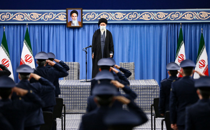 Ali Hamenei ajatollah 2021. február 7-én beszédet mond a légierő parancsnokai előtt, napokkal az iszlám forradalom győzelmének 42. évfordulója előtt – Fotó: AFP