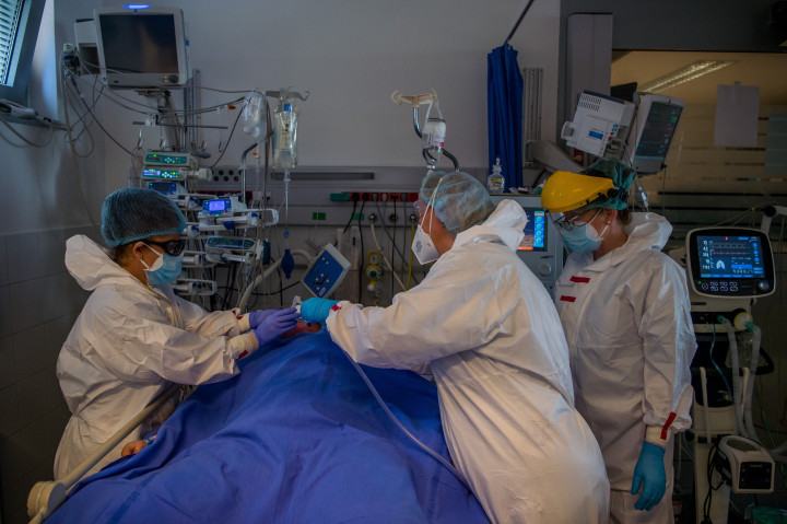 Védőfelszerelést viselő ápolók a fővárosi Semmelweis Egyetem Városmajori Szív- és Érgyógyászati Klinika koronavírussal fertőzött betegek fogadására kialakított intenzív osztályán 2021. április 9-én – Fotó: Balogh Zoltán / MTI