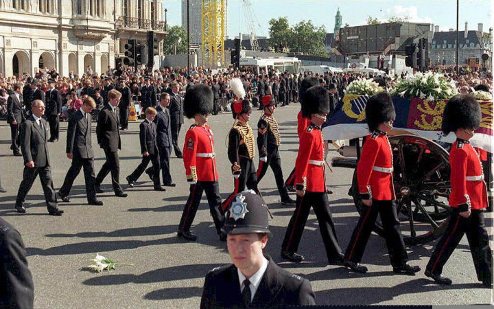 Diana temetésén a koporsót kíséri Fülöp, Vilmos, Charles Spencer, Diana hercegné öccse, Harry és Károly herceg 1997. szeptember 6-án – Fotó: LOUISA BULLER / POOL WPA / AFP