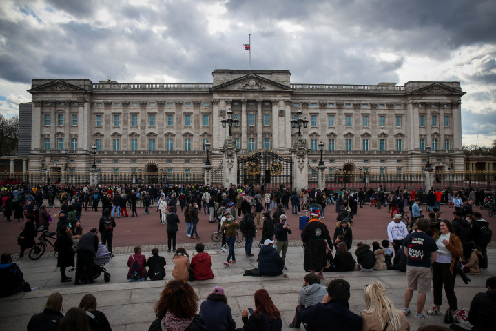 Gyászoló tömeg a Buckingham-palota előtt Fülöp herceg halálhírének bejelentése után 2021. április 9-én – Fotó: Lucy North / MI News / NurPhoto / AFP