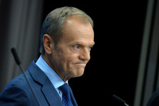 Donald Tusk odaszólt az illiberális járványkezelésnek, Kovács Zoltán és Novák Katalin együtt vágott vissza