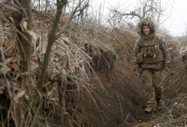 Ukrán katona a kelet-ukrajnai front közelében, Gorlivkánál – Fotó: STR / AFP