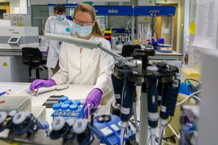 A Johnson & Johnson vakcinájának fejlesztését végző labor Belgiumban 2020 júniusában – Fotó: Olivier Matthys / Getty Images