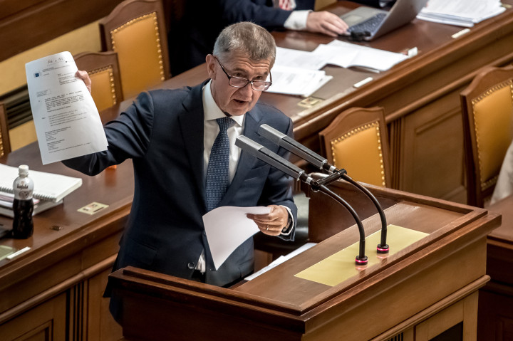 Andrej Babiš beszél a cseh parlament 2019. május 31-i ülésén Prágában, amikor kiszivárgott az Európai Bizottság vizsgálata, ami a cseh kormányfő politikai és gazdasági tevékenységét összeférhetetlennek találta – Fotó: Martin Divisek / EPA / MTI