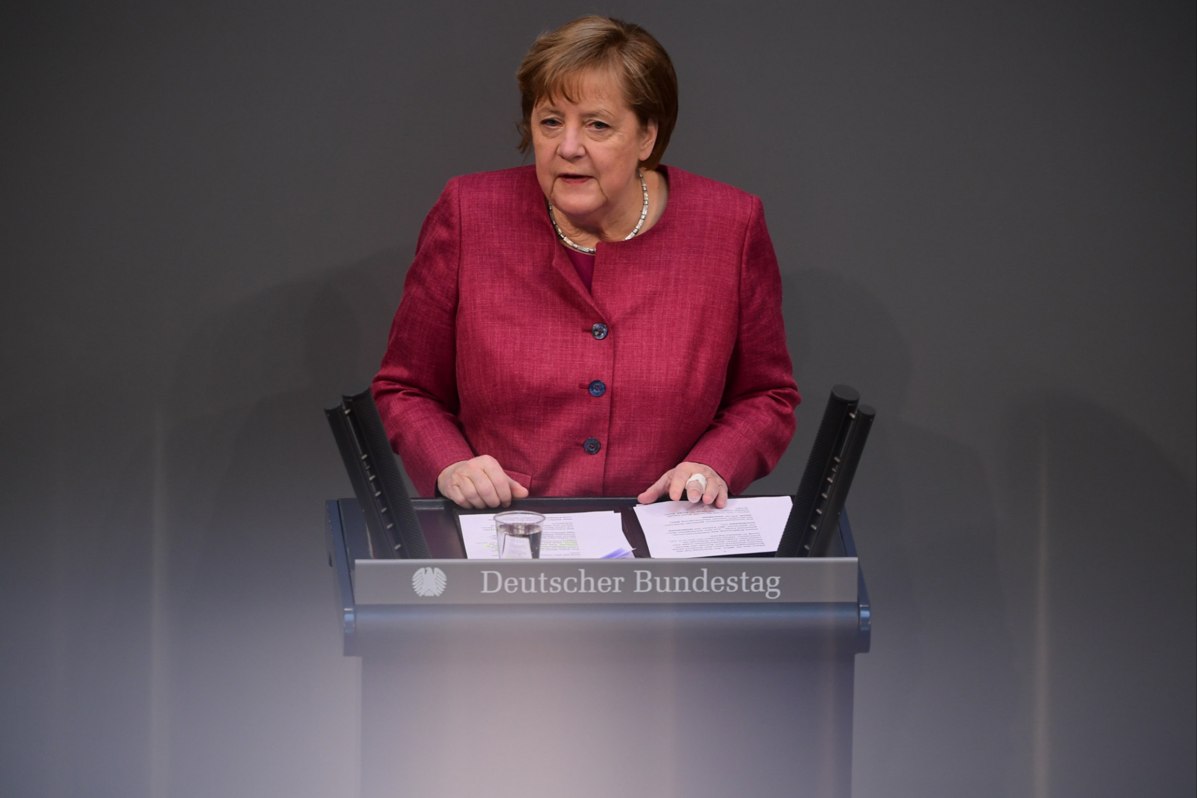AstraZenecával oltották be Angela Merkelt