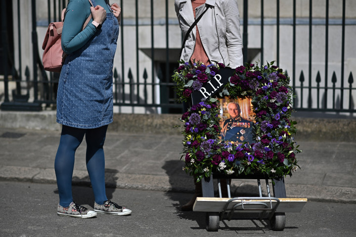 Károly herceg és Kamilla hercegné a Buckingham-palota közelében elhelyezett virágokkal 2021. április 15-én (fent), és egy megemlékező a windsori kastélyhoz szánt koszorúval 2021. április 14-én (lent) – Fotó: Jeremy Selwyn / AFP és Ben Stansall / AFP