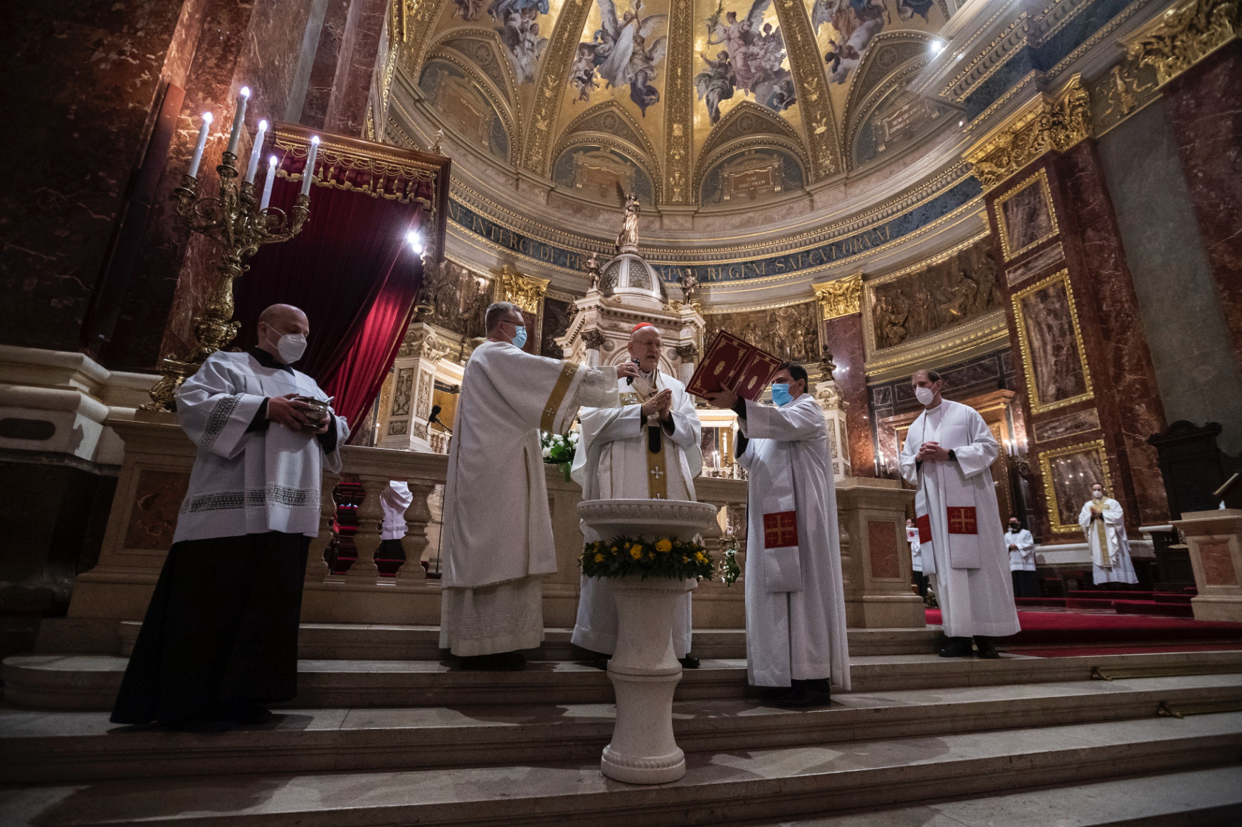 Szombattól megint tarthatnak nyilvános miséket a katolikus templomokban