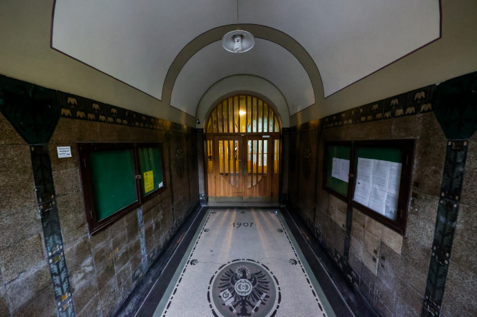 Az épület bejárata, az udvar egy részlete és a lépcsőház – Fotó: Huszti István / Telex