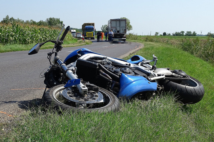Halálos motorbaleset helyszíne a Kiskunfélegyháza és Tiszaalpár közötti úton – Fotó: Donka Ferenc / MTI