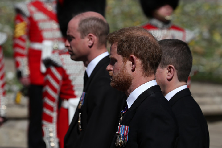 Vilmos és Harry herceg a gyászmenetben, közöttük unokatestvérük – Fotó: Gareth Fuller / Pool via Reuters