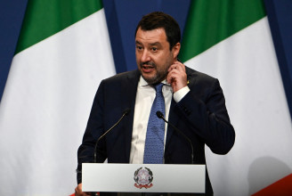 Vádat emelnek Salvini ellen, mert 2019-ben megakadályozta hogy kikössön egy bevándorlókkal teli hajó