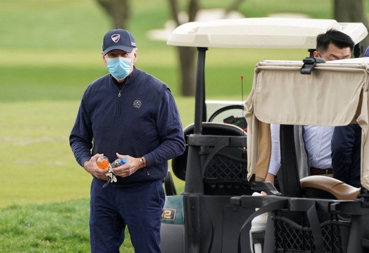 Biden a golfozás után – Fotó: Kevin Lamarque / Reuters