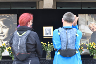 Sárga rózsákkal emlékeznek Törőcsik Marira a Nemzeti Színháznál