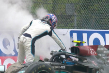 F1: eső, őrület és bemutatásba fajuló hatalmas baleset Imolában