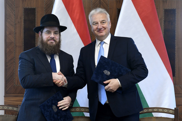 Semjén Zsolt miniszterelnök-helyettes és Köves Slomó, az Egységes Magyarországi Izraelita Hitközség vezető rabbija a kormány és az EMIH közötti átfogó megállapodás aláírása után, a karmelita kolostorban – Fotó: MTI / Koszticsák Szilárd
