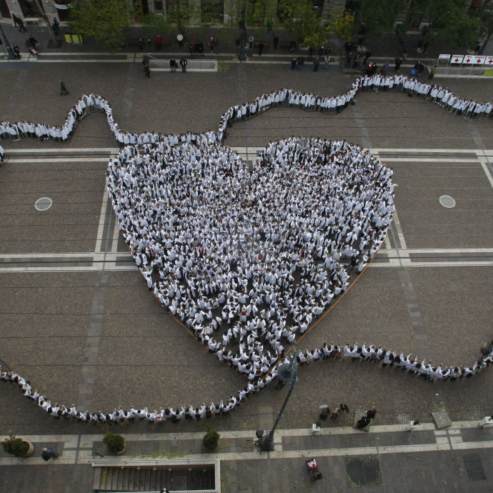 Az EU-val fizettetné ki a kormány az orvosok béremelését