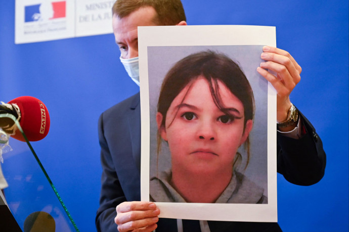 Megtalálták a kislányt, akit az összeesküvéselmélet-hívő anyja raboltatott el, és akit 200 rendőr keresett