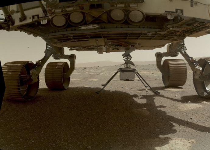 A NASA 2021. március 30-án készült fotója az Perseverance rover hasáról leereszkedő Ingenuity helikopterről – Fotó: NASA / JPL-CALTECH / AFP
