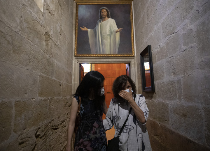 Egy koronavírusban elhunyt férfi felesége egy katedrálisban a spanyolországi Huescában 2020 júniusában – Fotó: Alvaro Calvo / Getty Images