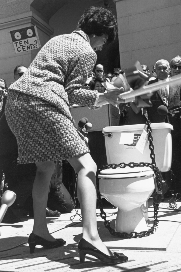 March Fong Eu kaliforniai poilitikus például 1969-ben már szétvert tüntetőleg egy fajanszot az állam önkormányzata előtt, hogy ezzel tiltakozzon a fizetős vécék ellen – Fotó: BIPS / Hulton Archive / Getty Images