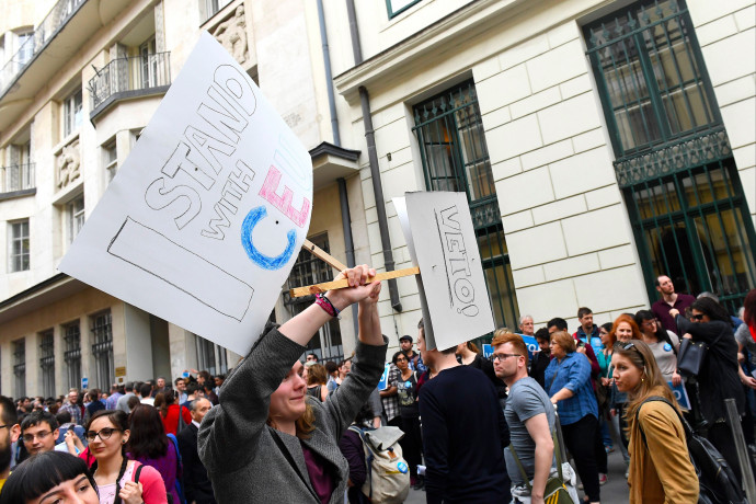 Megváltoztatják a felsőoktatási törvény a CEU-t elüldöző részét