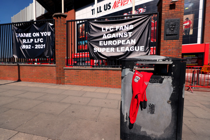 Tiltakozó molinók és egy kukába dobott Liverpool-mez a csapat stadionjánál 2021. április 19-én – Fotó: Peter Byrne / PA Images / Getty Images