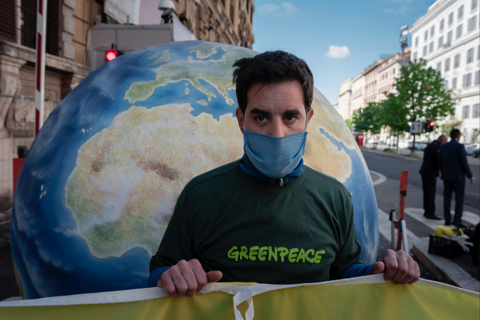 Az osztrák Greenpeace szerint magánkémekkel figyeltette őket az OMV