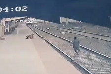 A közeledő vonat előtt esett a sínekre a gyerek, egy hős vasutas mentette meg