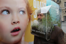 Ez a férfi kimaxolta a maszkot: hordozható mini üvegházzal a fején járja Brüsszel utcáit