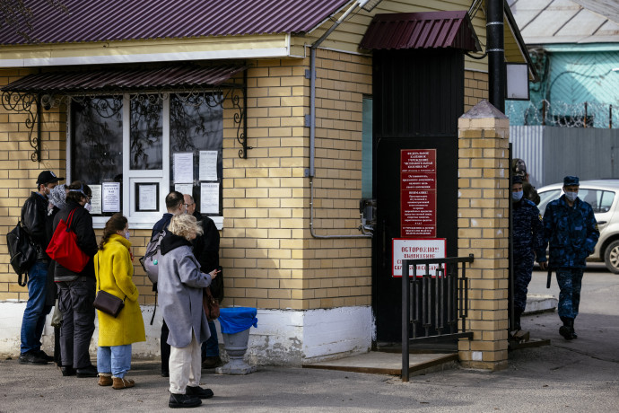 Navalnijt meglátogatni kívánó orvosok a börtön bejáratánál, 2021. április 20-án – Fotó: Dimitar Dilkoff / AFP