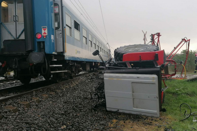 Traktorral ütközött két vonat Újfehértónál, az egyik szerelvény kisiklott, több kocsija felborult