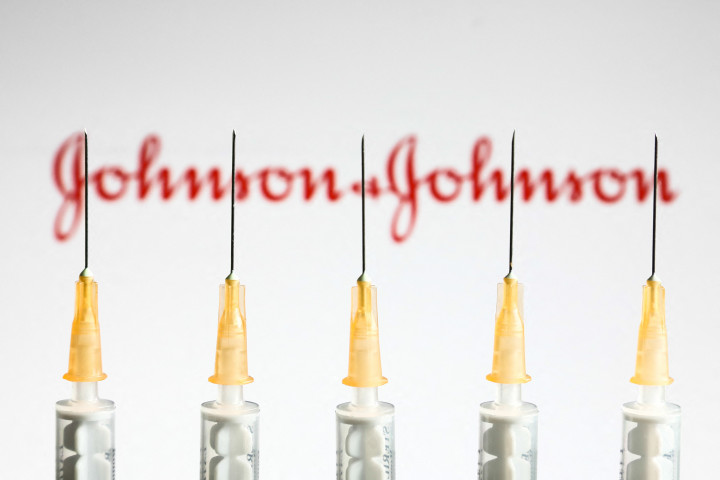 Európai Gyógyszerügynökség: Csak nagyon ritka esetekben van összefüggés a Johnson&Johnson vakcinái és a vérrögképződés között