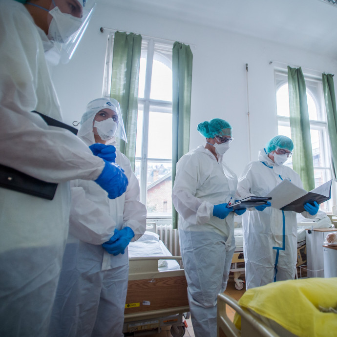 A betegek vonalkódos karszalagot, az ápolók táblagépet kapnak a magyar kórházakban