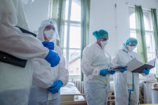 A betegek vonalkódos karszalagot, az ápolók táblagépet kapnak a magyar kórházakban