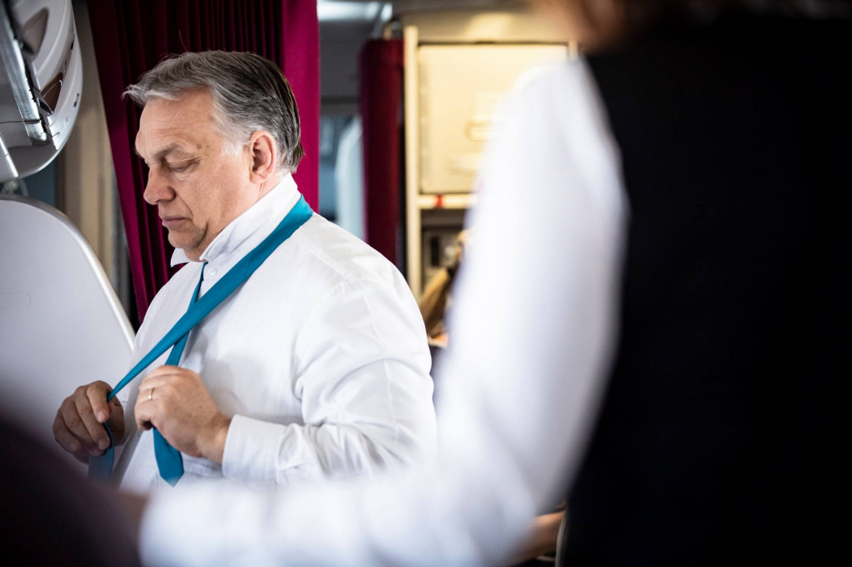 Orbán megkezdte a hatalom átmentését