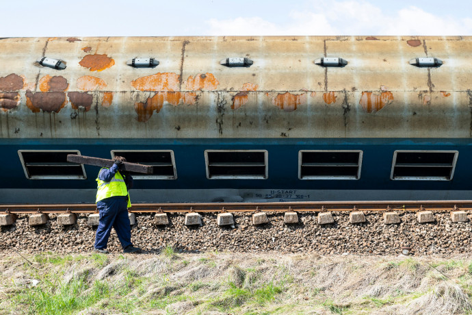 Képeken az újfehértói balesetben kisiklott vonat mentése